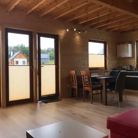 別荘 Caloroczny Dom Letniskowy フミエルノ